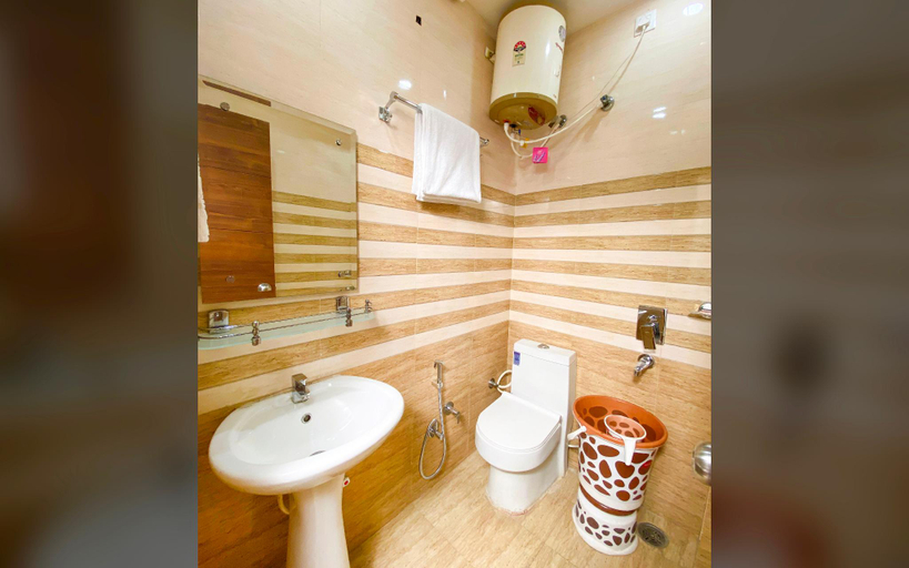 Bathroom, Hotel Ludhiana Regency, Ludhiana