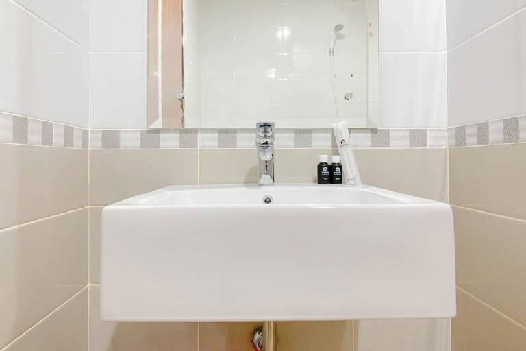 Bathroom 3, Homey and Modern 2BR Apartment at Royal Olive Residence, South Jakarta
