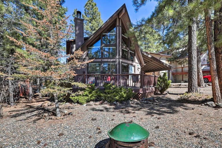 Munds Park Cabin with Fire Pit and Wraparound Porch!, Coconino