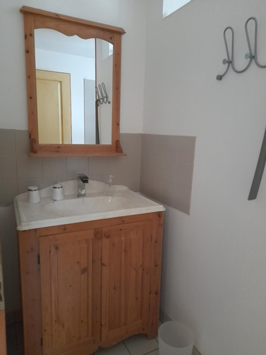Bathroom 10