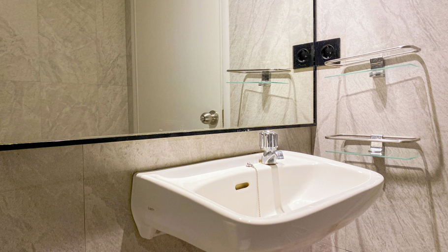 Bathroom 5, Gorgeous and Restful 2BR Apartment at M-Town Residence near Mall, Tangerang