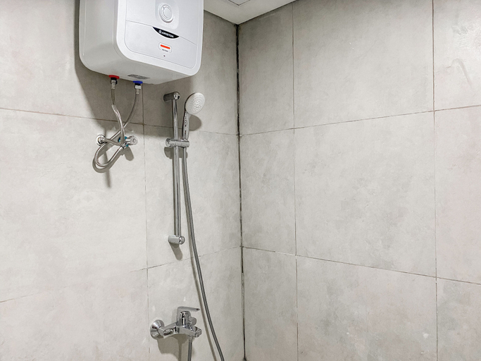 Bathroom 3, Simply Look and Restful Studio Pollux Chadstone Apartment, Cikarang