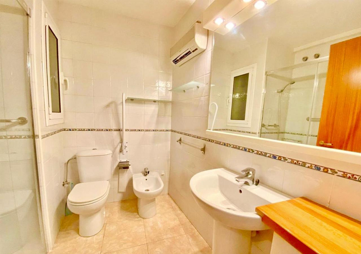 Bathroom 3, Apartament Orient a Palamos tercera linia de mar, Girona