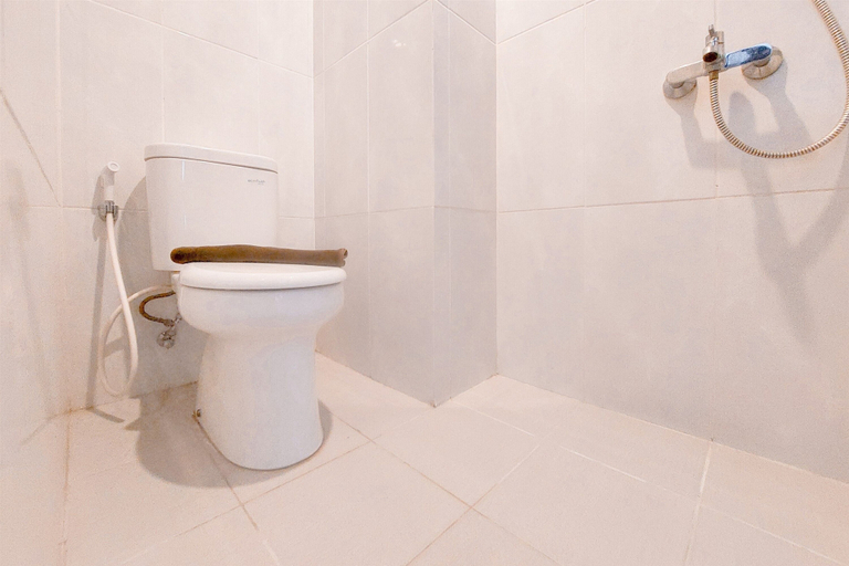 Bathroom 5, Restful and Tidy Studio at Serpong Garden Apartment, Tangerang