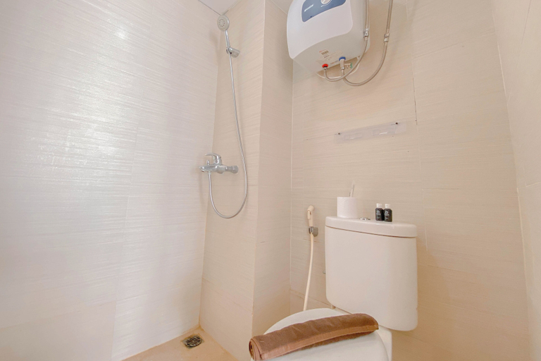 Bathroom 5, Minimalistic Abode 2BR at Gateway Pasteur Apartment, Bandung