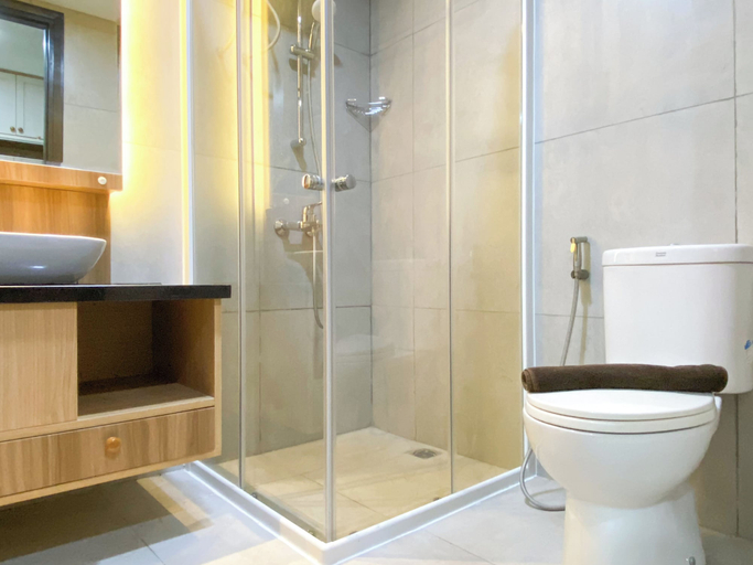 Bathroom 5, Relaxing 2BR at Pollux Chadstone Apartment, Cikarang