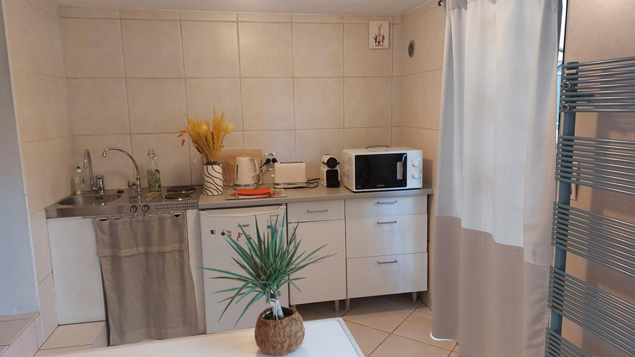 Others 3, studio independant pres du centre ville avec acces internet, Gard