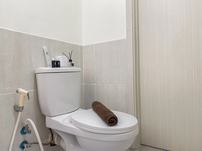 Bathroom 5, Convenient and Tidy 2BR at Meikarta Apartment, Cikarang