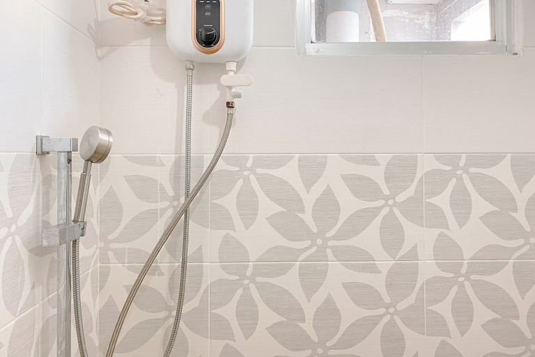 Bathroom 5, Minimalist and Cozy 1BR Green Bay Pluit Apartment, North Jakarta