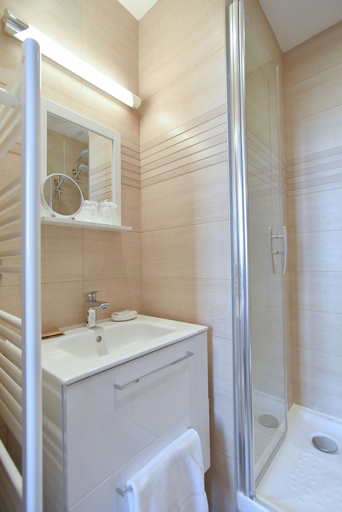 Bathroom 5, Hôtel Villa Sorel, Hauts-de-Seine