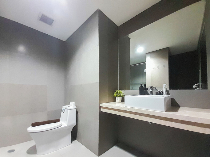Bathroom 2, Comfort Stay 1BR at Patraland Amarta Apartment, Sleman