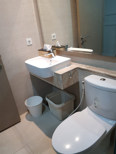 Bathroom, Oakwood PIK Apartment managed by Senyaman Living, North Jakarta
