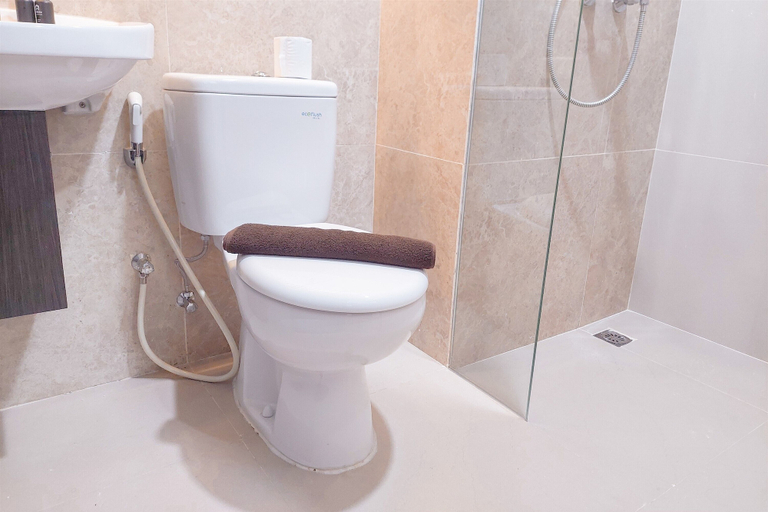 Bathroom 5, Modern Look and Comfort Studio at Transpark Bintaro Apartment, Tangerang Selatan