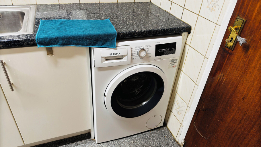 Bathroom 2, Spacious 4 Bedroom House in St Albans, Hertfordshire