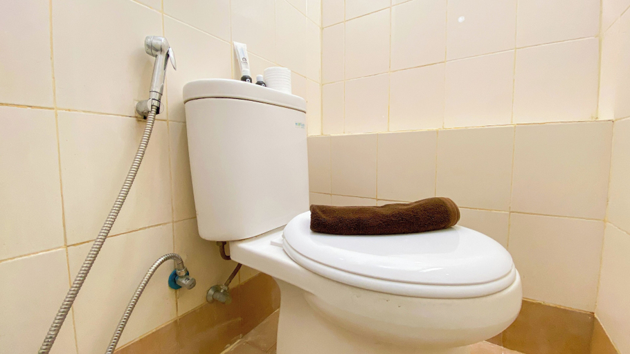 Bathroom 5, Comfy and Minimalist Studio at Bassura City Apartment, Jakarta Timur