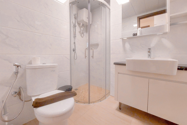 Bathroom 3, Spacious and Good Deal 3BR Sky House BSD Apartment, Tangerang Selatan