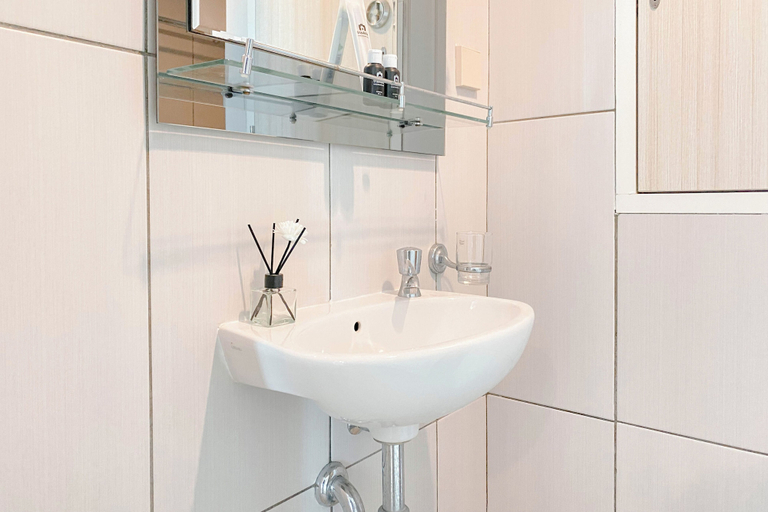 Bathroom 4, Spacious and Comfy 2BR Combined at Grand Kamala Lagoon Apartment, Bekasi
