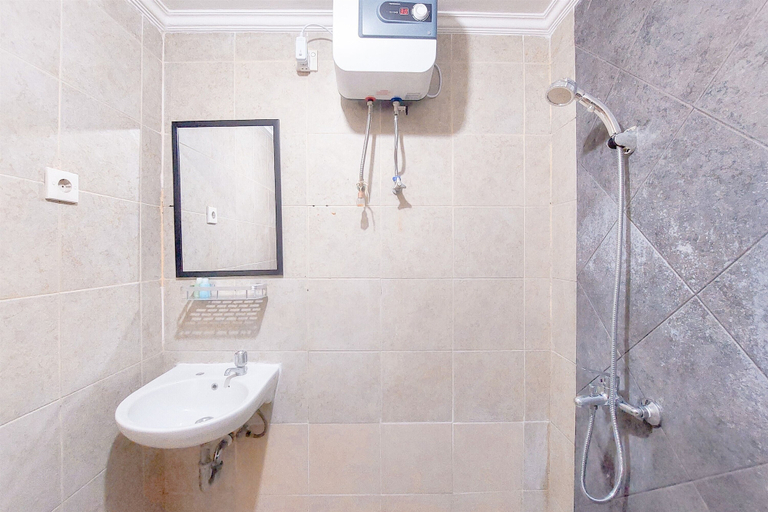 Bathroom 5, Compact and Homey Studio at Great Western Resort Apartment, Tangerang