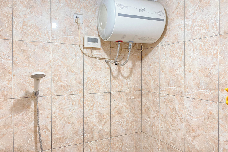 Bathroom 5, Comfort Living 2BR at Mutiara Bekasi Apartment, Bekasi