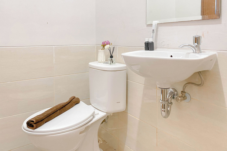 Bathroom 5, Cozy Living Studio at Transpark Juanda Bekasi Timur Apartment, Bekasi