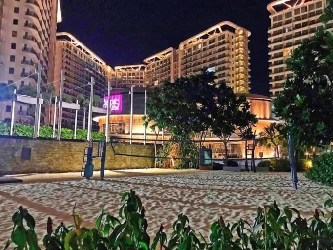 AZURE b1 + Wavepool+Balcony Wifi near MALL AIRPORT, Parañaque
