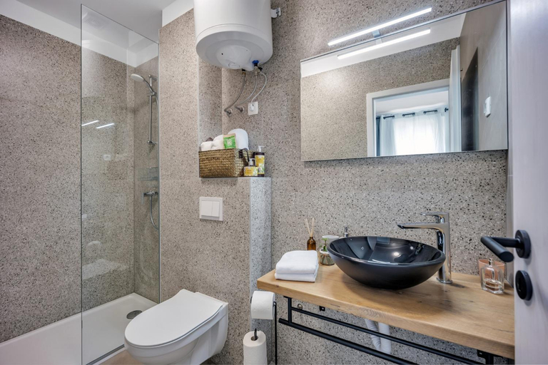 Bathroom 2, Studio apartments Yucca, 2-min to the beach and 5 to Trogir, Trogir