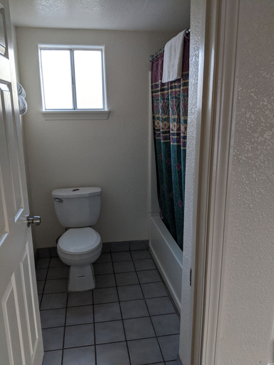 Bathroom 5, Deluxe Inn, Alameda