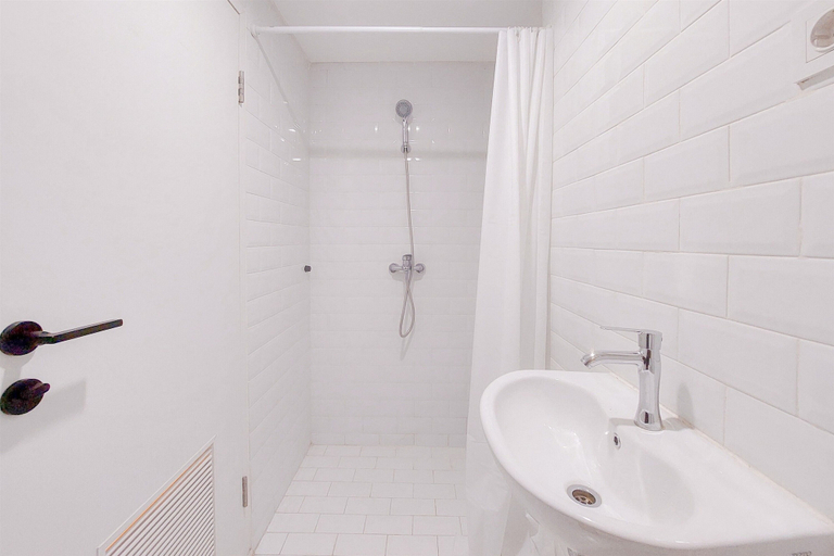 Bathroom 5, Homey and Comfy Studio Loft at Kingland Avenue Apartment, Tangerang