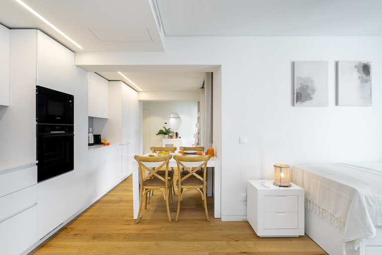 Others 5, Urban Oasis: Modern Living With Parking & Ac, Lisbon