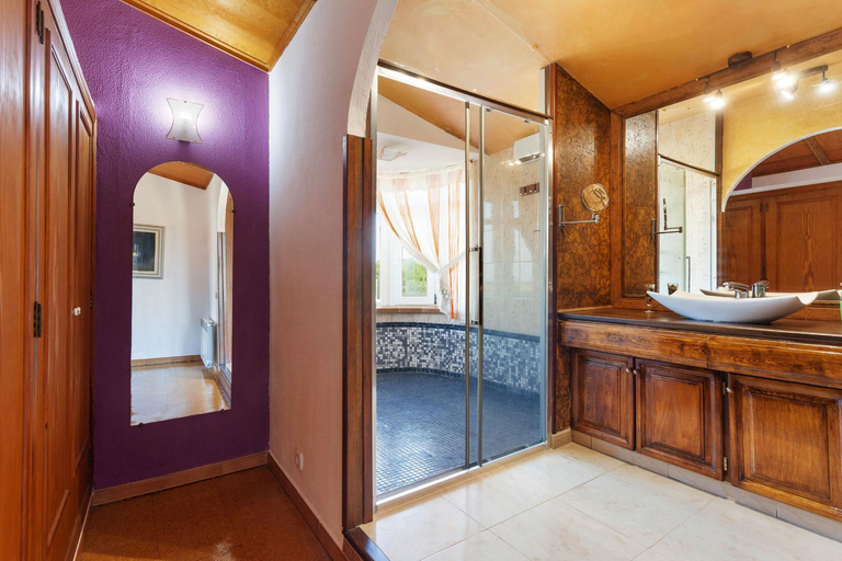 Others 2, Villa Lirica, Baleares