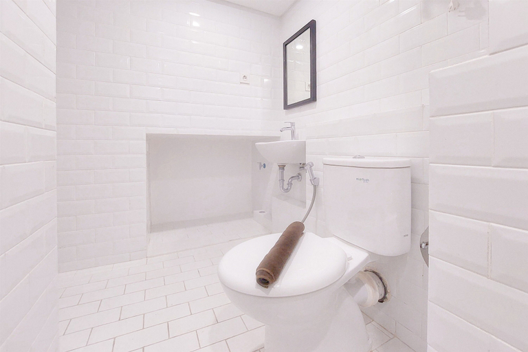 Bathroom 5, Spacious and Comfort Studio Loft at Kingland Avenue Apartment, Tangerang