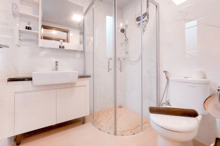 Bathroom 3, Big Spacious and Homey 3BR at Sky House BSD Apartment, South Tangerang