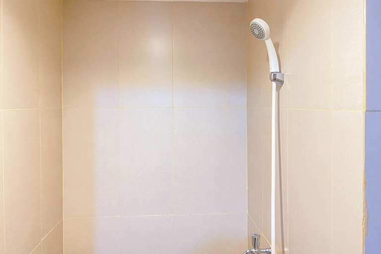 Bathroom 5, Cozy and Warm Studio at LRT City Jatibening Apartment, Bekasi