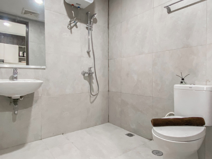 Bathroom 5, Simply Look and Restful Studio Pollux Chadstone Apartment, Cikarang