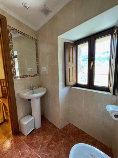 Bathroom 2, El Rincon de las Merindades, Burgos