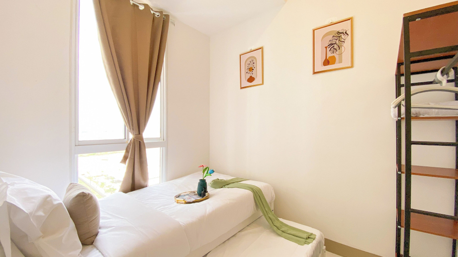 Bedroom 2, Fancy and Homey 2BR at Tokyo Riverside PIK 2 Apartment, Tangerang