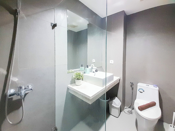 Bathroom 3, Comfortable Studio at Patraland Amarta Apartment, Sleman