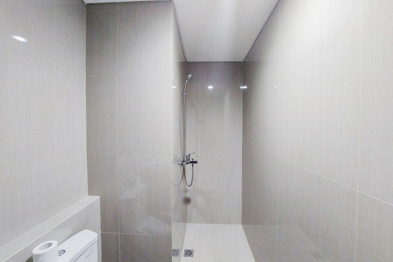 Bathroom 2, Minimalist and Serene 1BR at Bintaro Embarcadero Apartment, South Tangerang