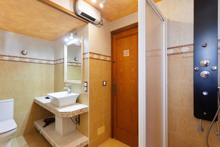 Others 5, Villa Lirica, Baleares