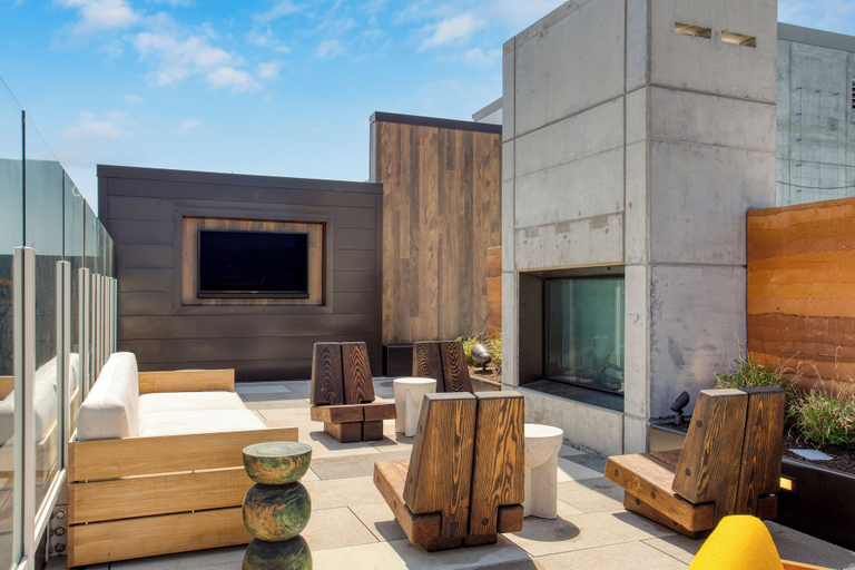 Exterior & Views