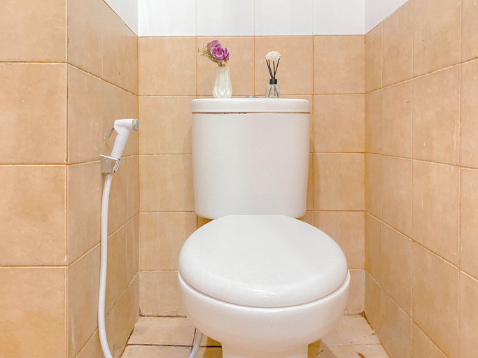 Bathroom 3, Good and Warm 2BR at Green Pramuka City Apartment, Central Jakarta