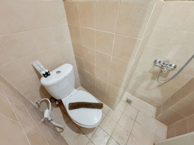 Bathroom 5, Compact and Restful 2BR at Menara Rungkut Apartment, Surabaya