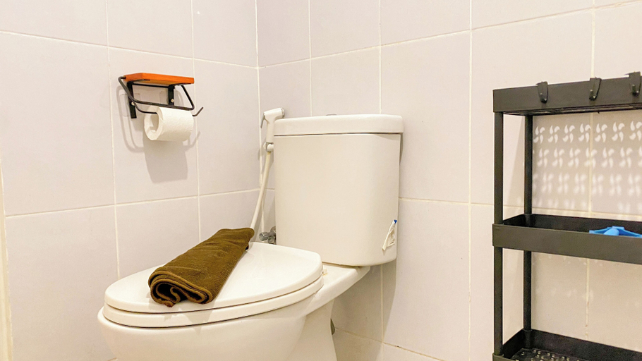 Bathroom 5, Fancy and Homey 2BR at Tokyo Riverside PIK 2 Apartment, Tangerang