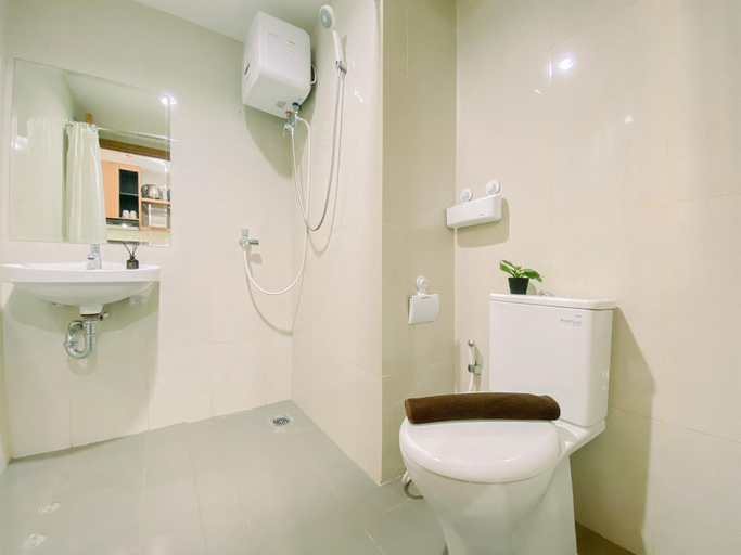 Bathroom 5, Cozy Living Studio at LRT City Jatibening Apartment, Bekasi