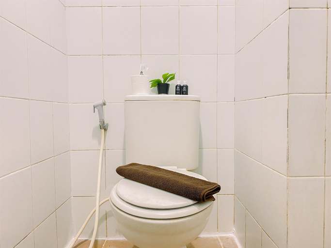Bathroom 5, Restful and Homey Studio Gunung Putri Square Apartment, Bogor