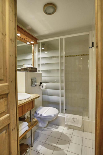 Bathroom 3, Le Moulin de Lily, Essonne