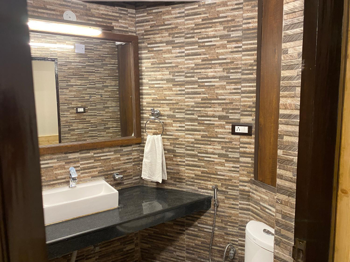 Bathroom 4, Hotel Silverine, Shimla