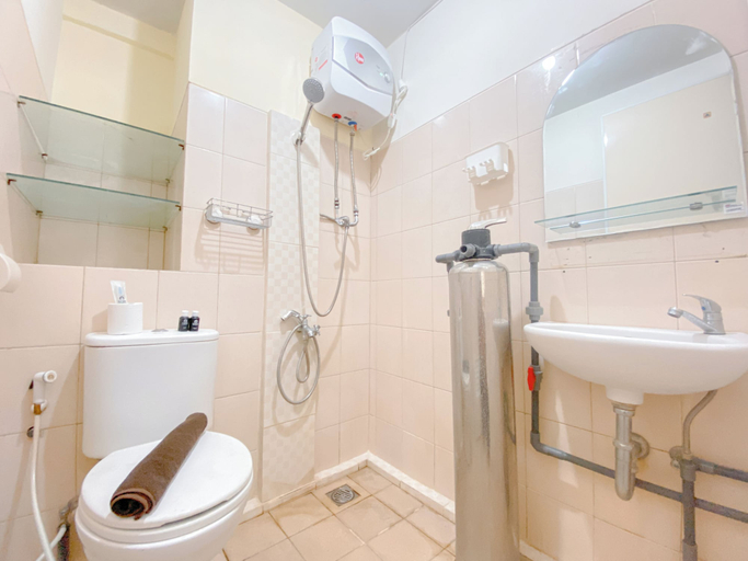 Bathroom 5, The Cozy Abode 2BR Apartment at Tamansari Panoramic, Bandung