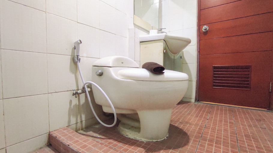 Bathroom 5, Good Place and Tidy 2BR at High Point Serviced Apartment, Surabaya