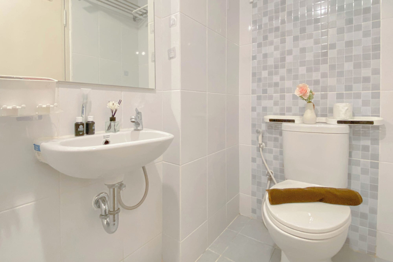 Bathroom 5, Comfy and Enjoy Studio Room at Tokyo Riverside PIK 2 Apartment, Tangerang